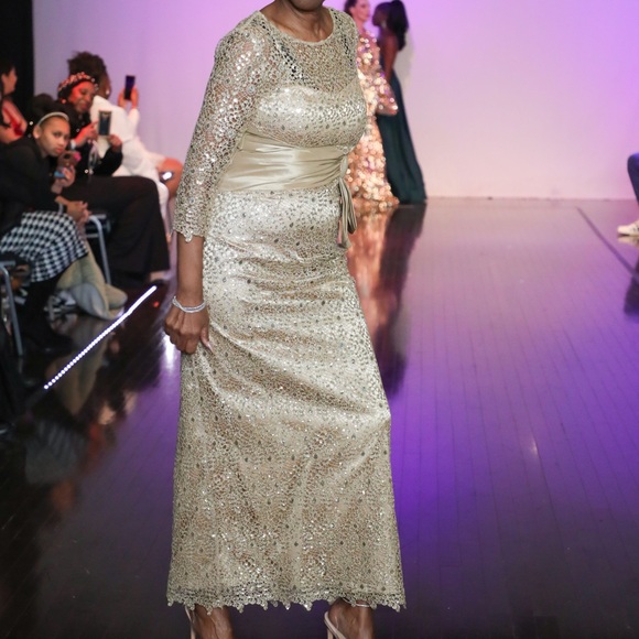 Rickie Freeman TERI JON Gown - Picture 17 of 17